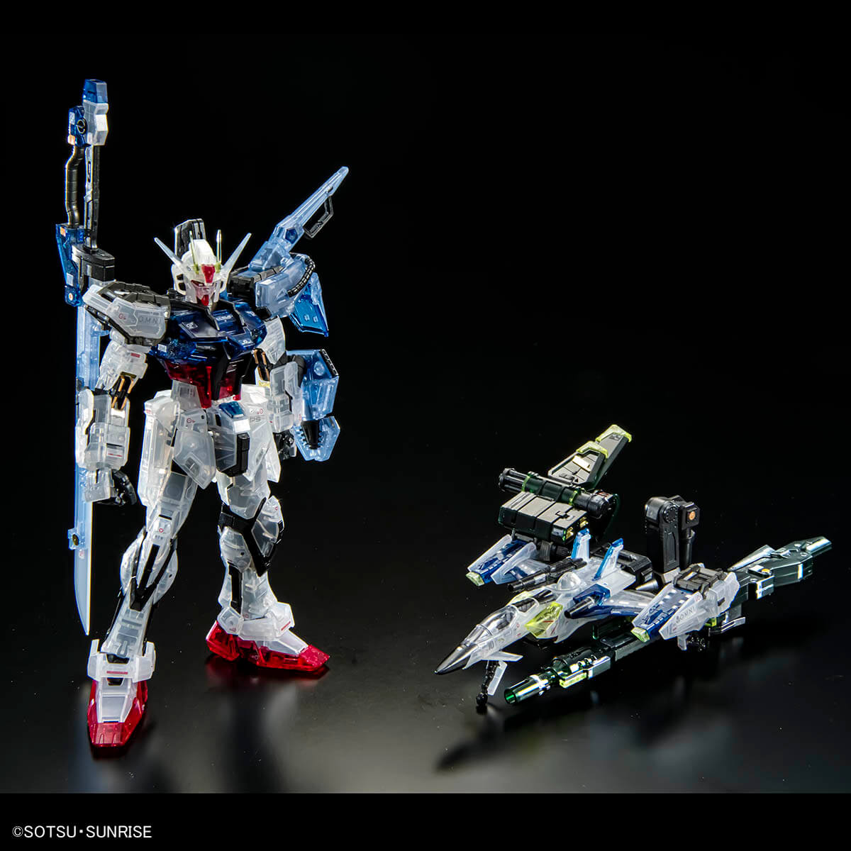 RG 1/144 高达基地限定翔翼型突击高达&空中霸王炮装/剑装套装（彩色 